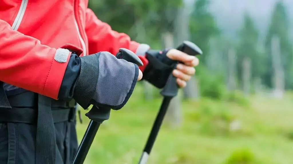 how to grip treeking poles