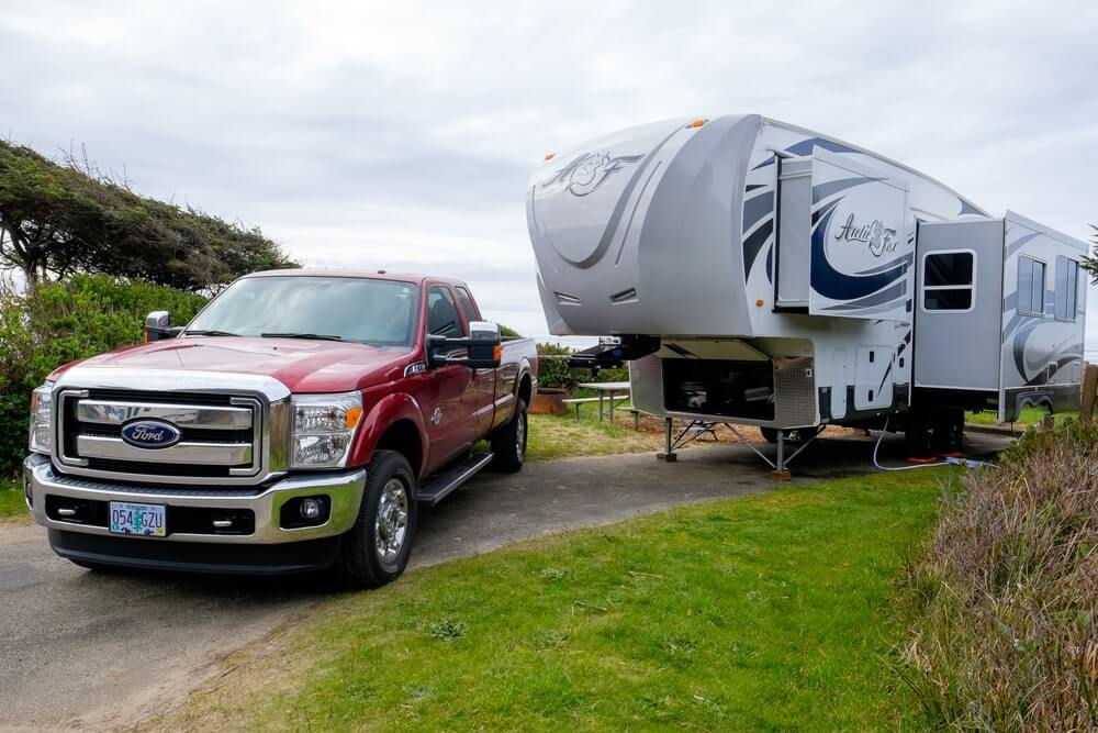 tow vehicle for a fifthwheeler