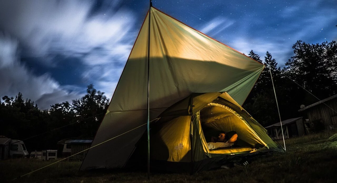 using a tarp to counter wind